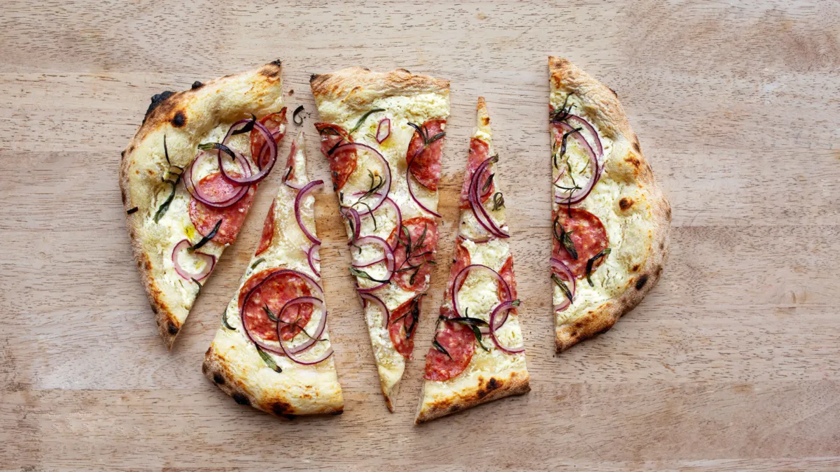 Hvit pizza med Salami Siliana og smak av trøffel 1
