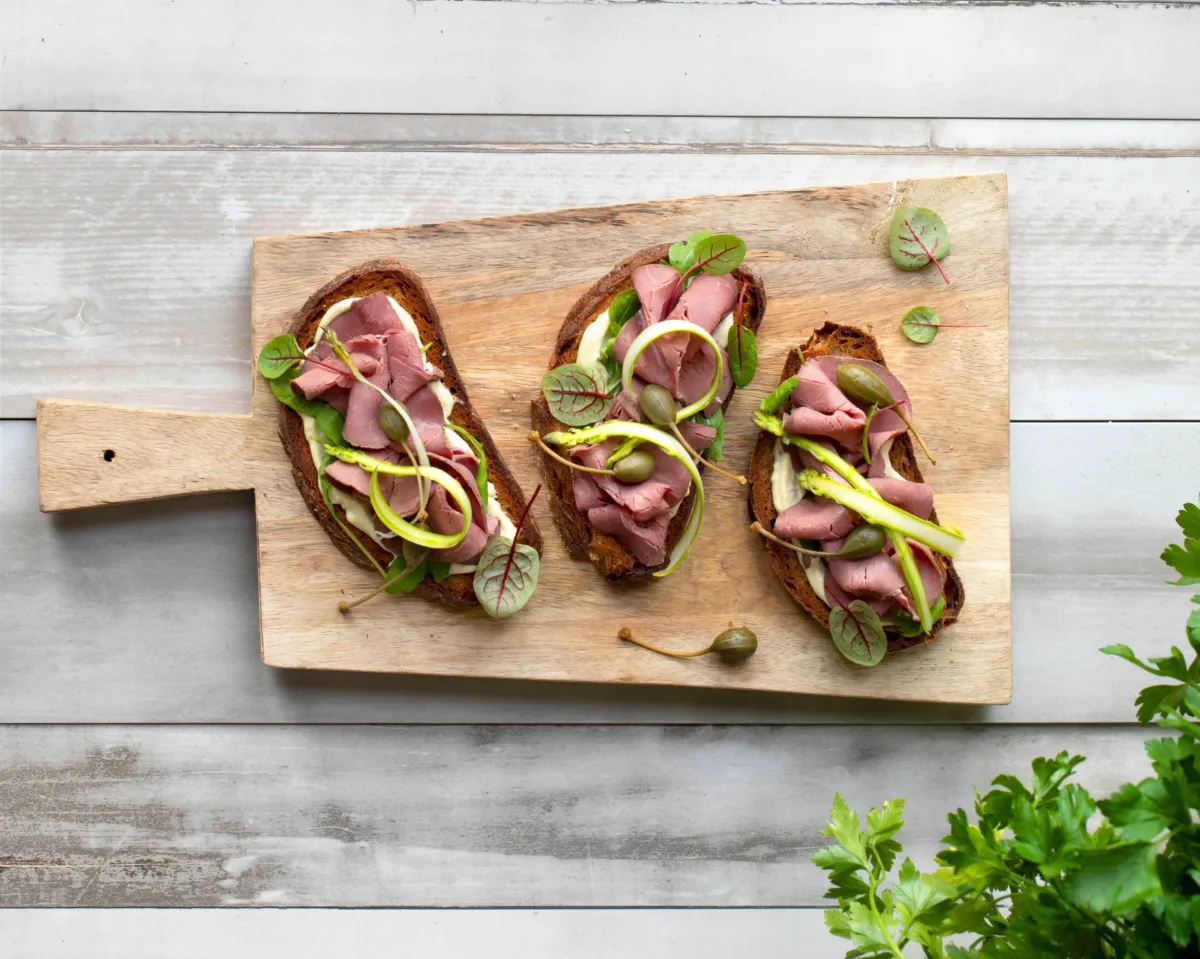 Bruschetta med roastbiff, aioli og asparges