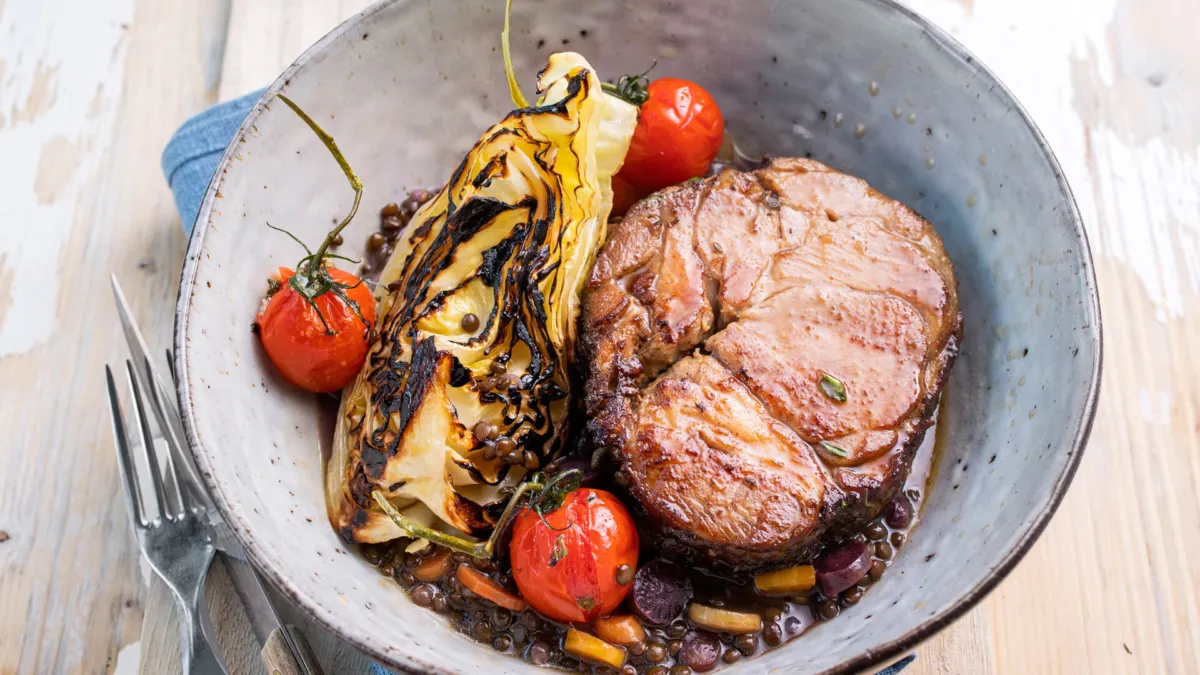 Lammebog med linseragu, grillet spisskål og konfiterte tomater - mangler produkt