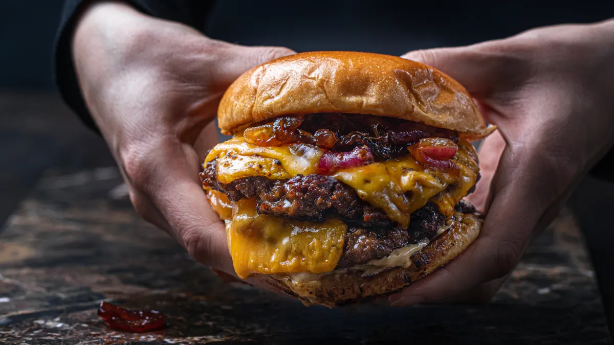 Dobbel burger med timian karamellisert rødløk cheddar og Srirachamajones burgeremne2