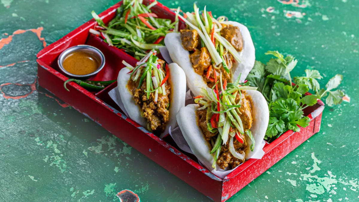 Ungsaukorma i Bao Bunn med crudite