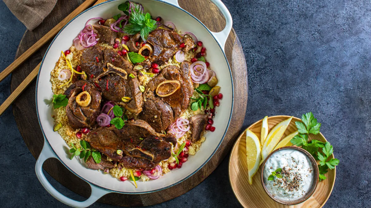Skivet bog av ungsau med spisskummen chili og couscous
