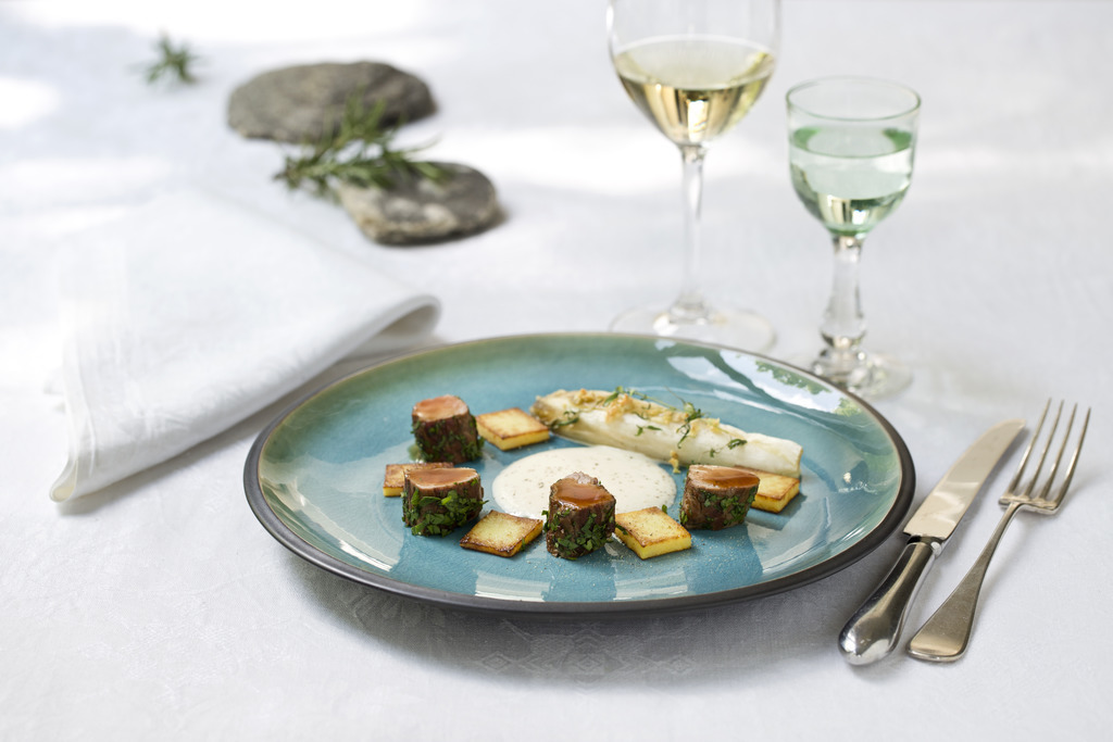 Pannestekt lammefilet med braisert endive, sauterte poteter og jordskokkskum