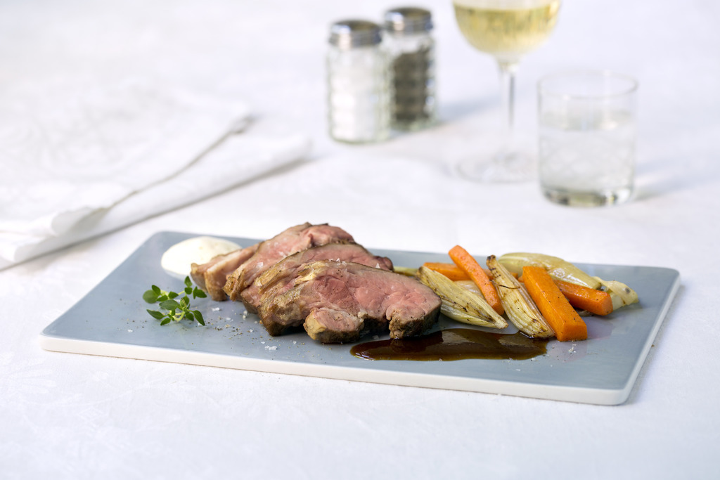 Bakt lammenakke med ovnsbakte gulrøtter, sjalottløk og demiglace
