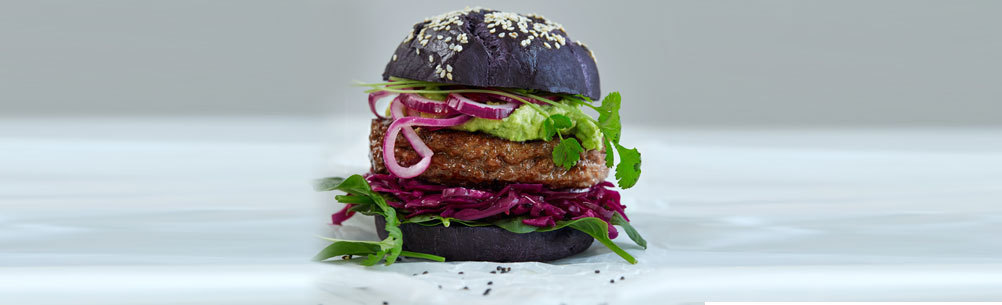 Homestyle Black Burger med syltet rødkål, rødløk og avokadomos