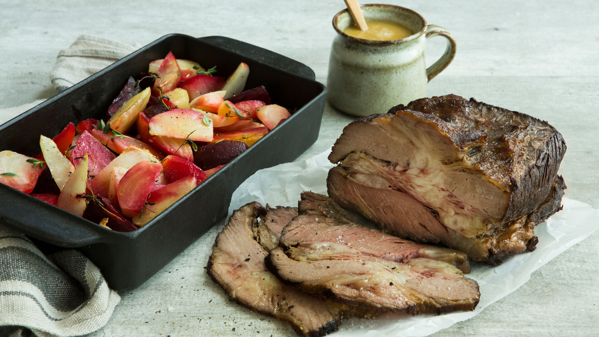 Brisket med ovnsbakte beter