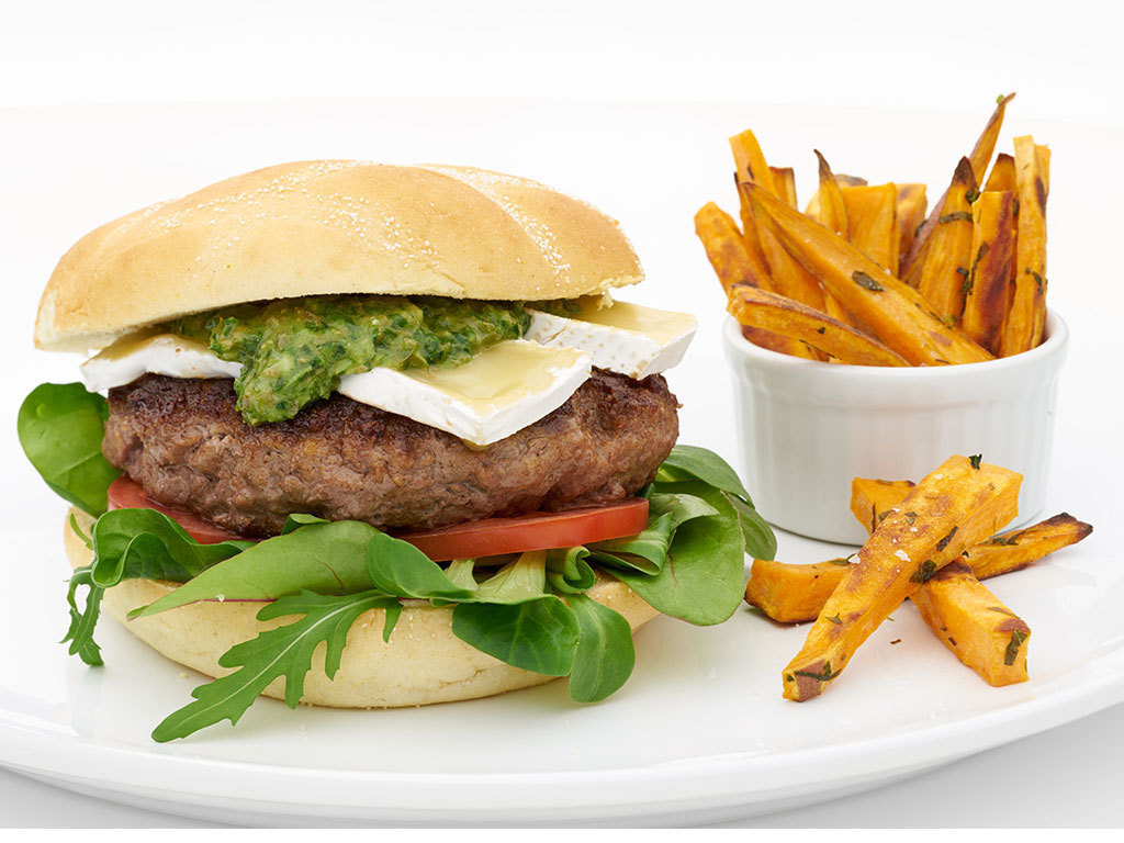 Burger med brie og søtpotet-fries