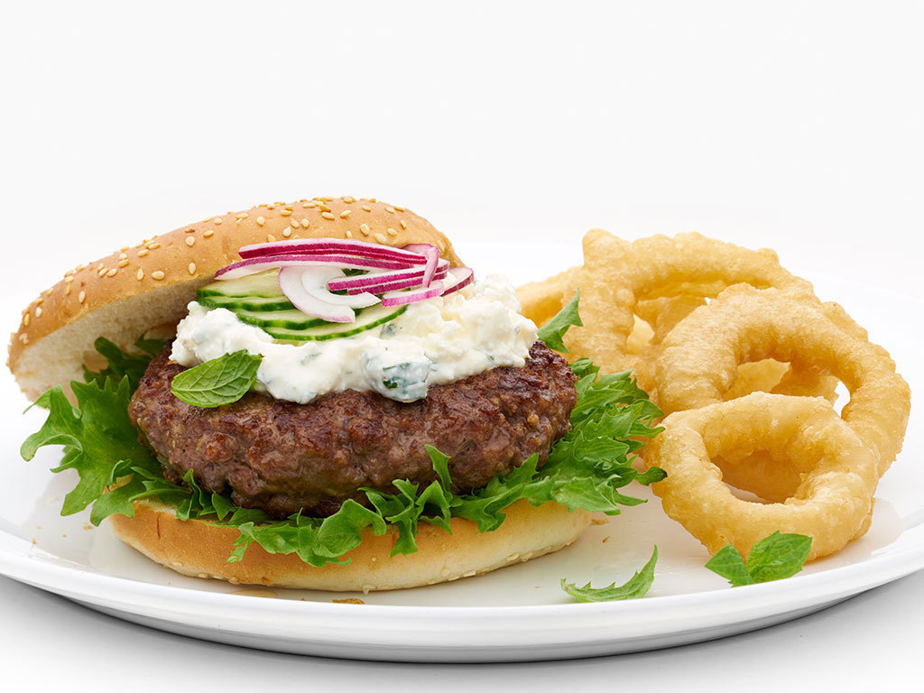 Burger med fetakrem og løkringer