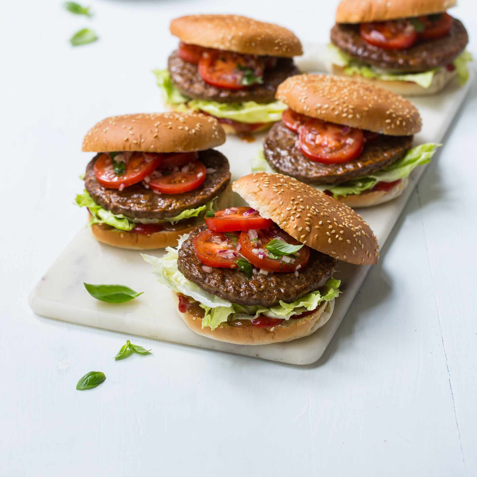 Burger med marinerte tomatskiver