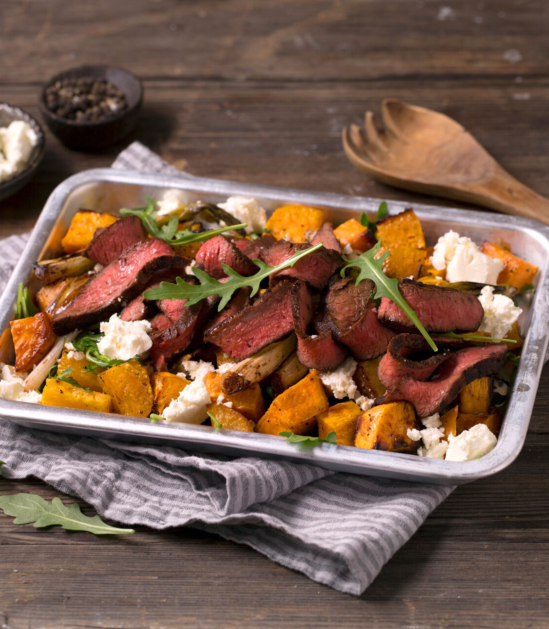 Biffsalat med flat iron steak balsamicobakt vårløk, søtpotet og fetaost