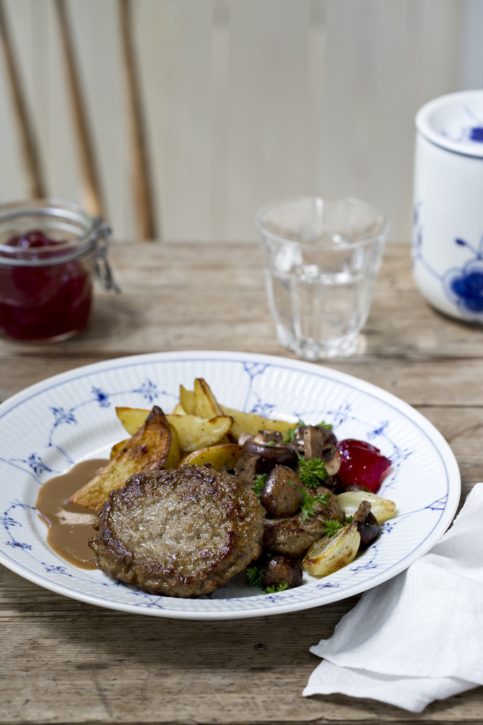 Karbonader med viltsaus, stekt sopp og ovnsbakte poteter