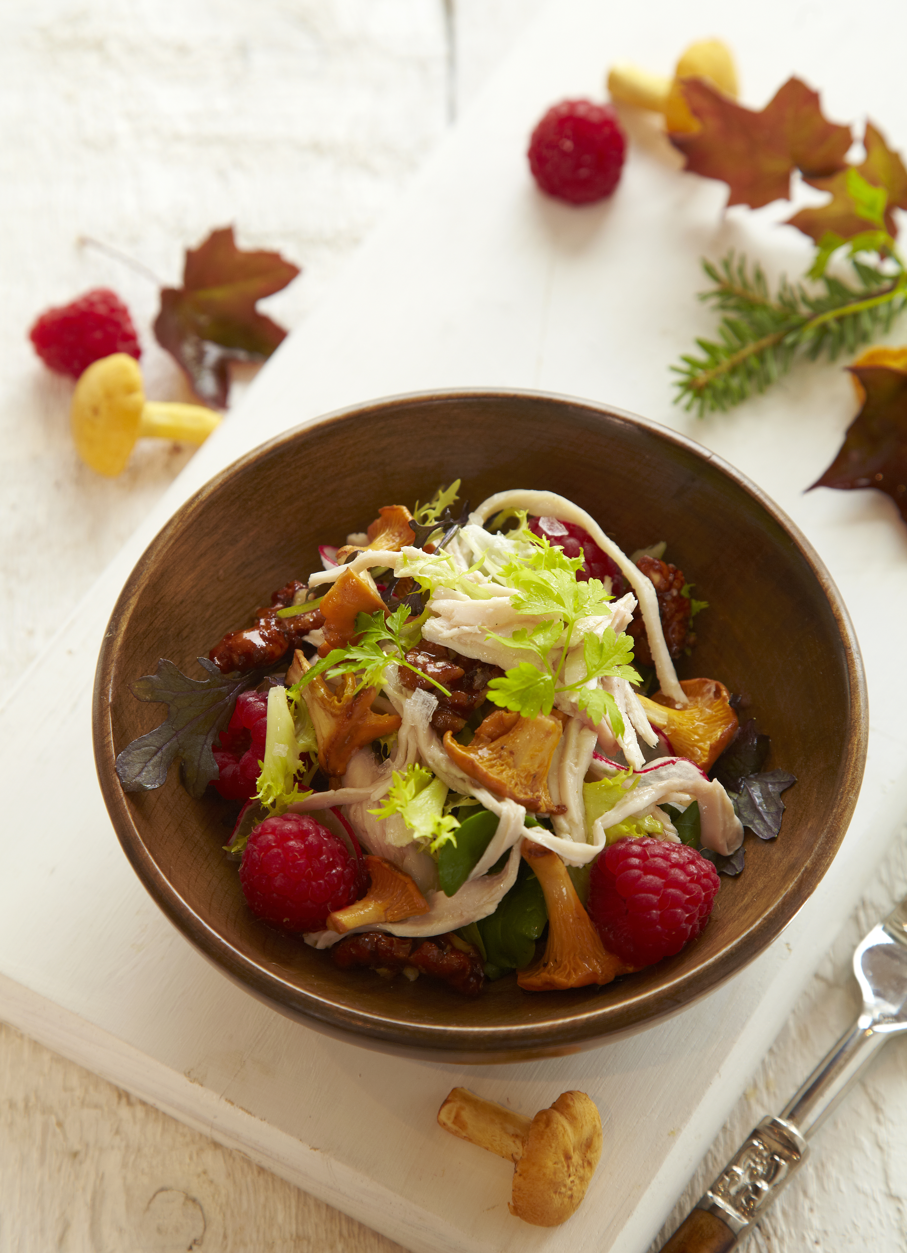 Høstsalat med melkeposjert kalkunfilet, sopp og bringebær