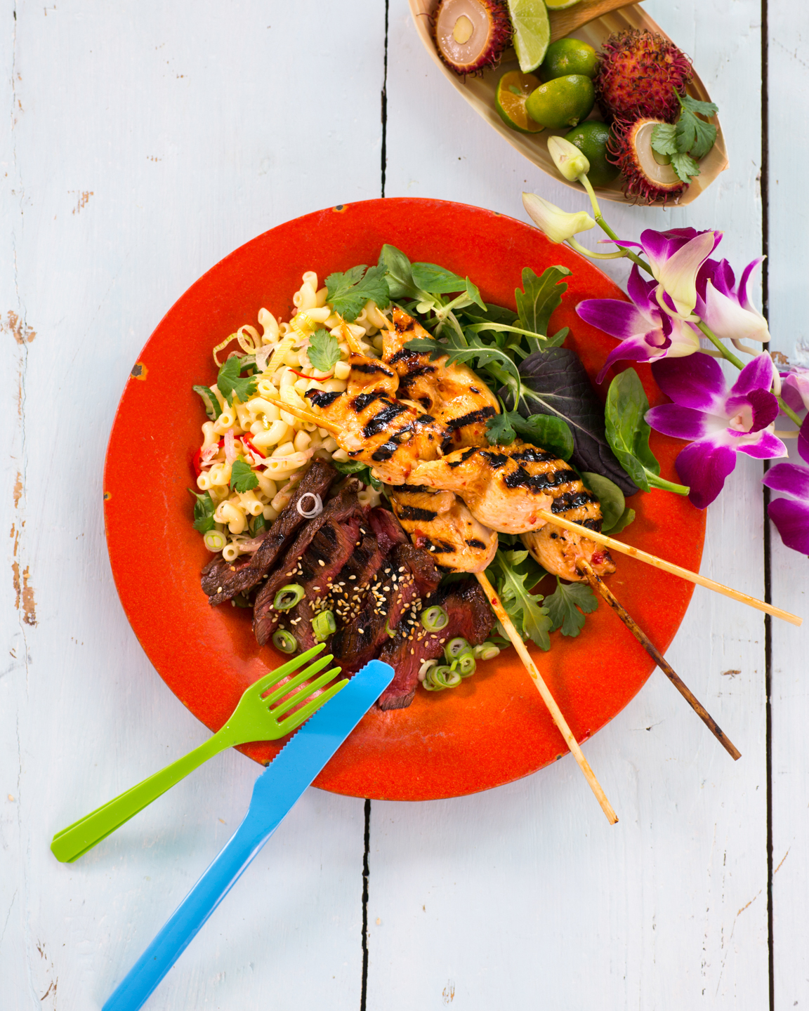 Hawaii - Plate lunch med biff teryaki, kylling kabobs og frisk makaronisalat
