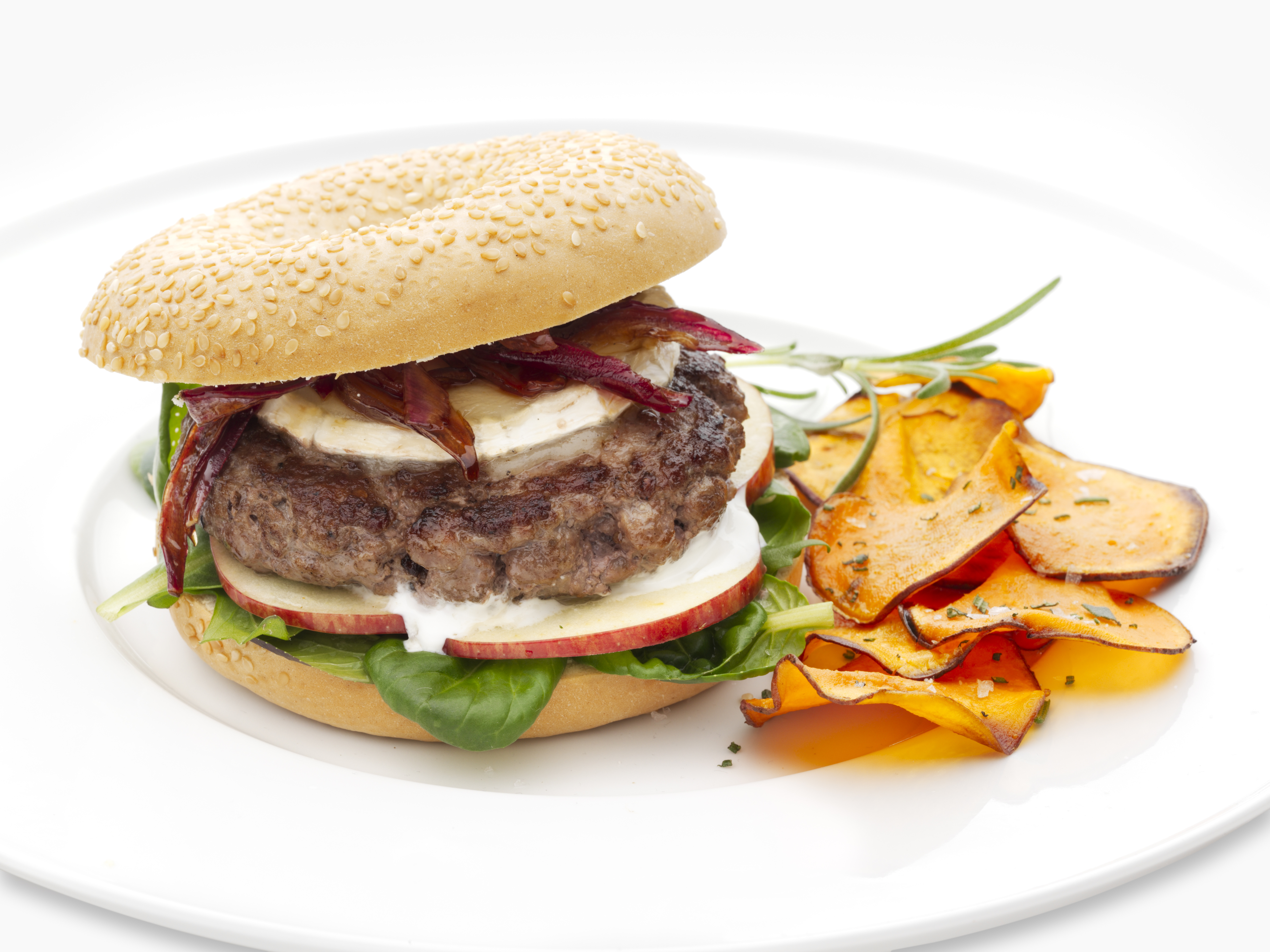 Hamburger med Chevre rødløksmarmelade og søtpotetchips