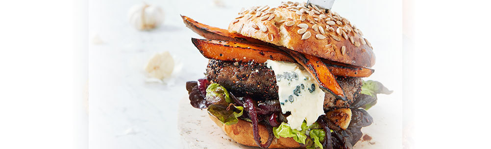 Homestyleburger med quinoa, blåskimmelost og søtpotet