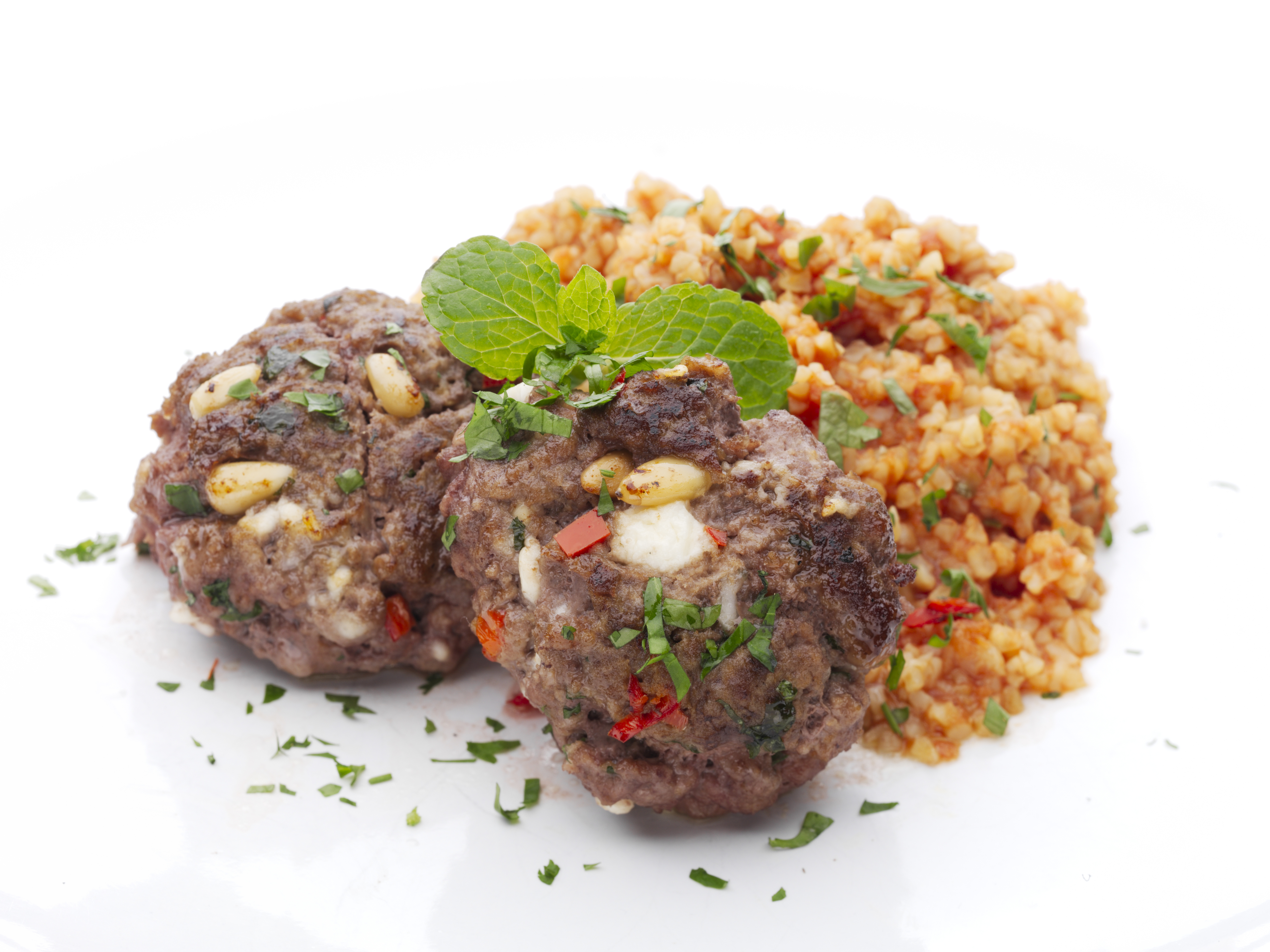 Kjøttkaker med urter, pinjekjerner og feta servert med rød bulgur