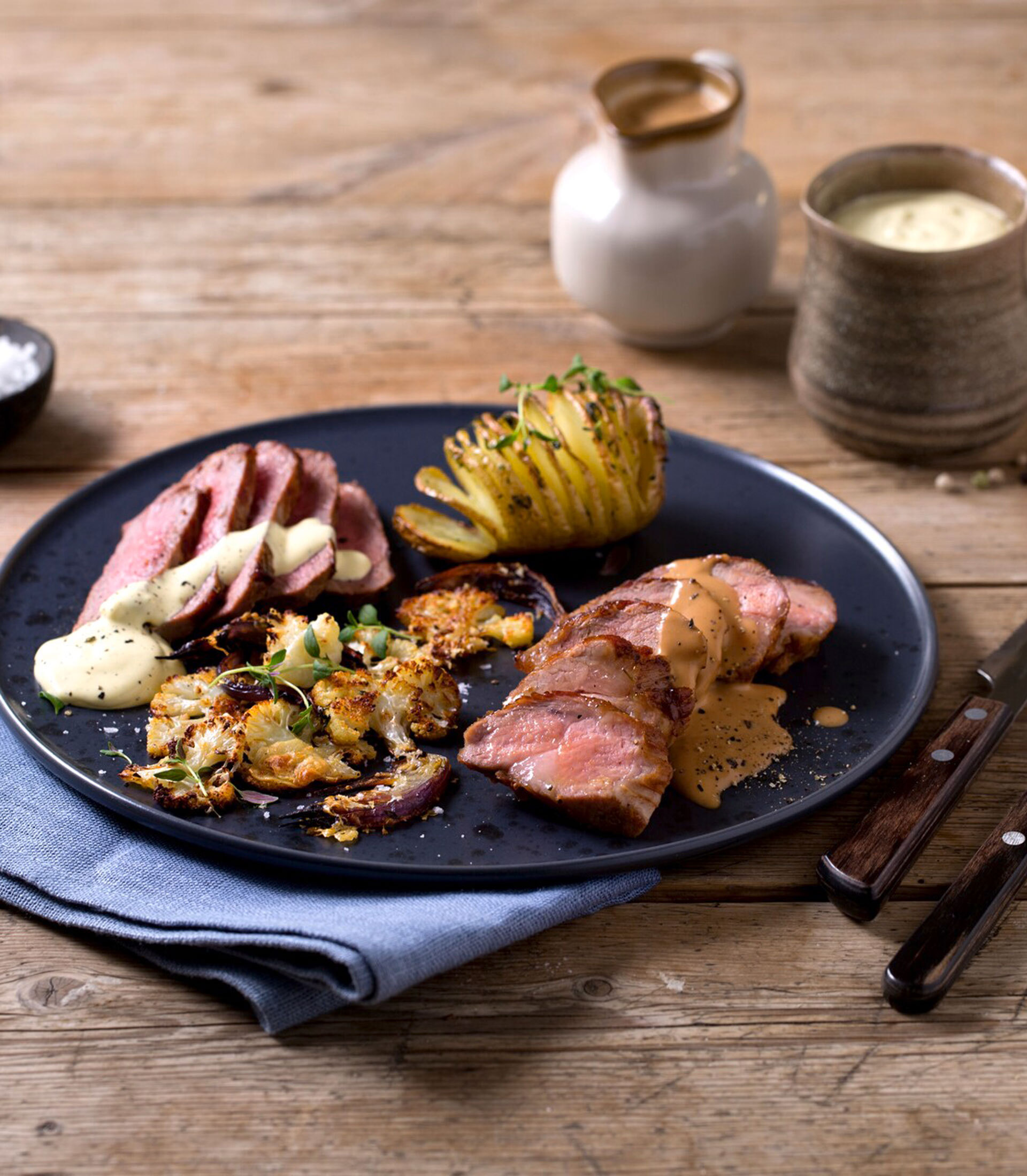 ”Black and white”: Svin kotelettkappe og biff med peppersaus og bearnaisesaus, hasselbackpoteter og parmesanstekt blomkål