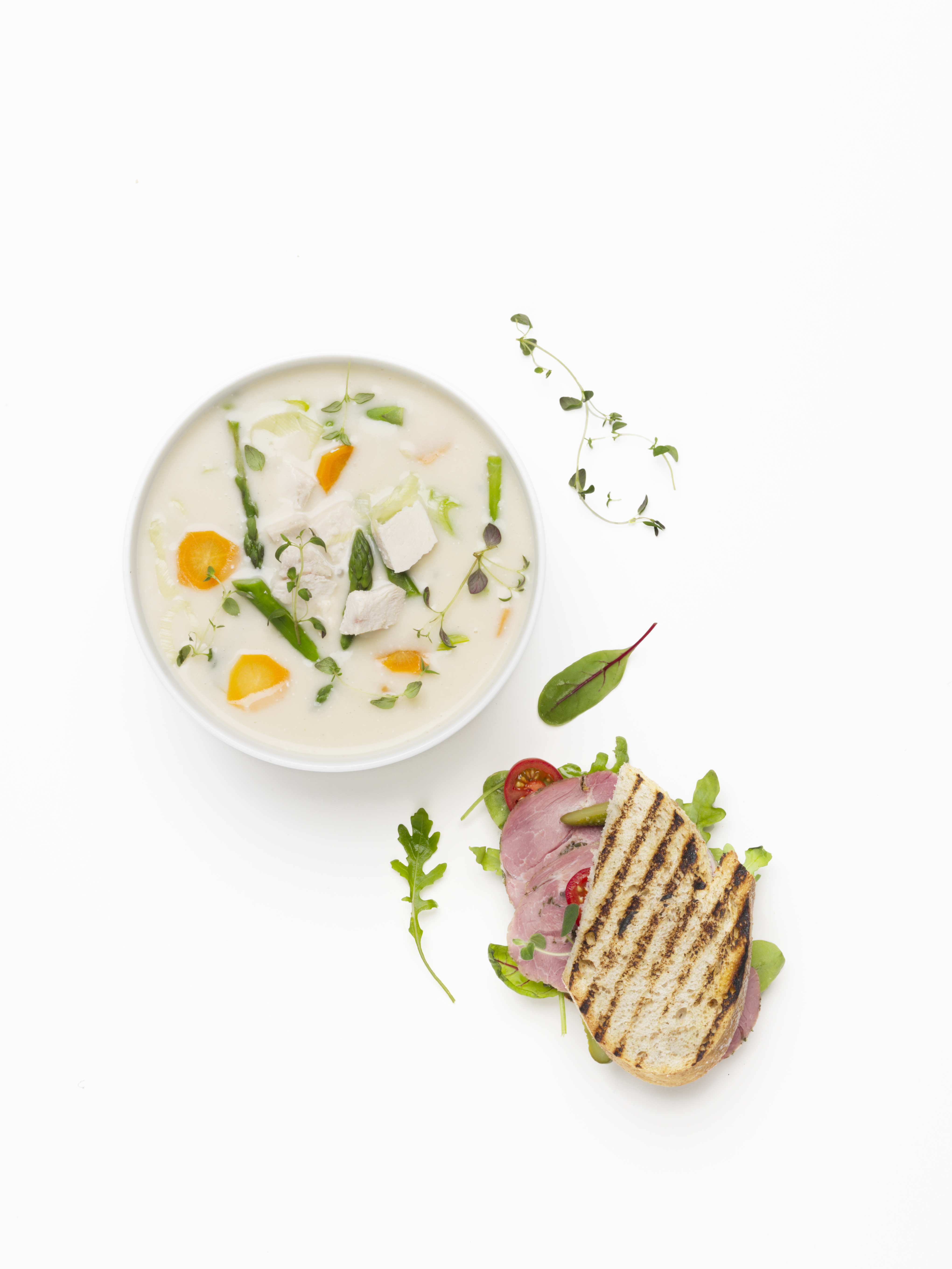 Kremet kyllingsuppe med rotgrønnsaker og sandwich med dillmarinert svinenakke