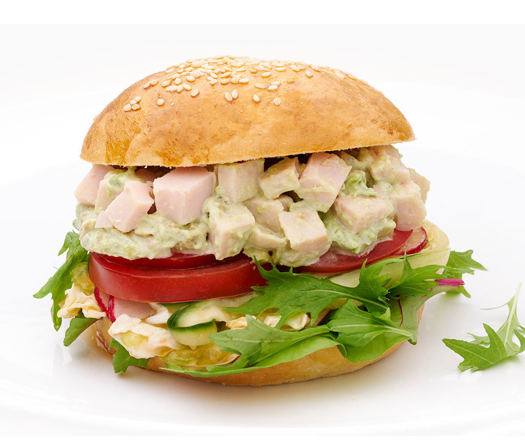 Brioche med kylling- og avokadosalat og spicy coleslaw