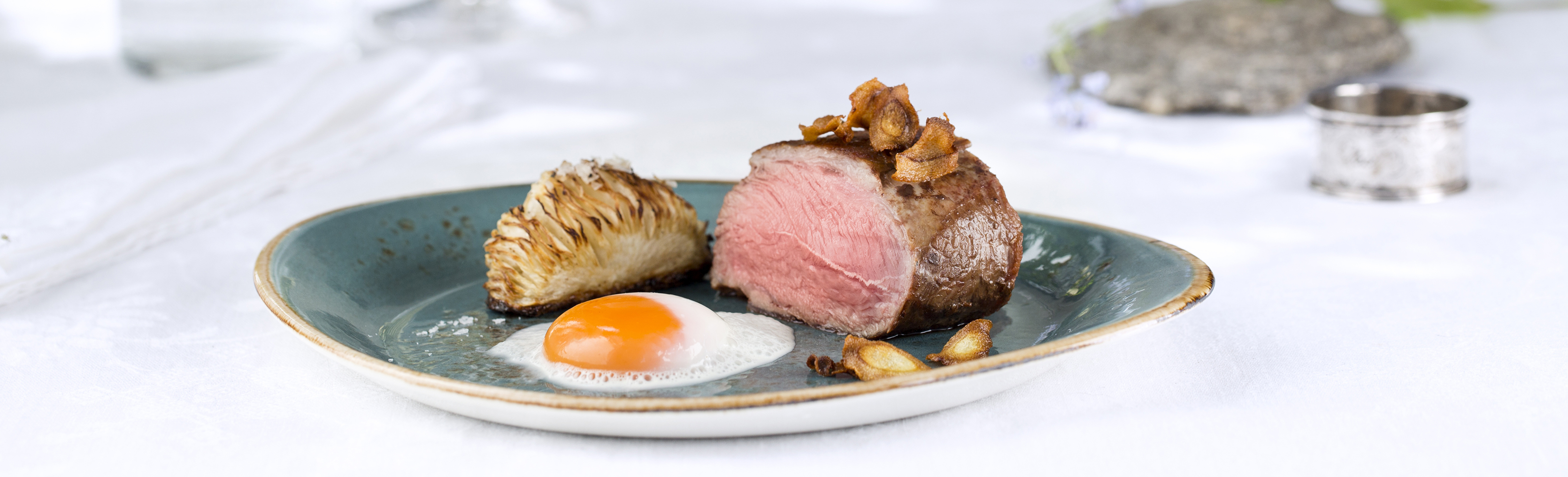 Bakt mørbrad av lam med hasselbacknepe, Egg 63, parmesanskum og persillerotchips