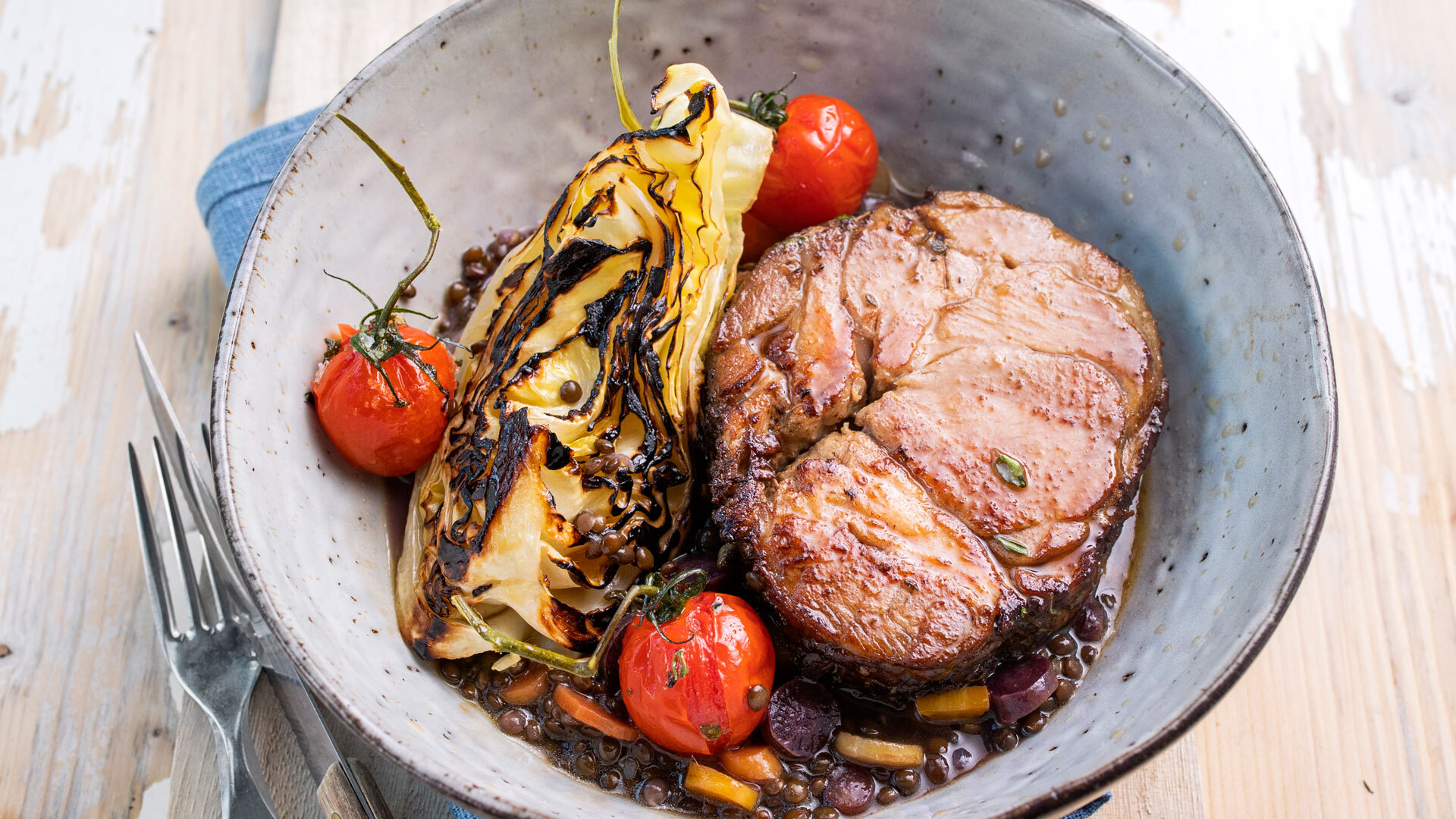 Lammebog med linseragu, grillet spisskål og konfiterte tomater - mangler produkt