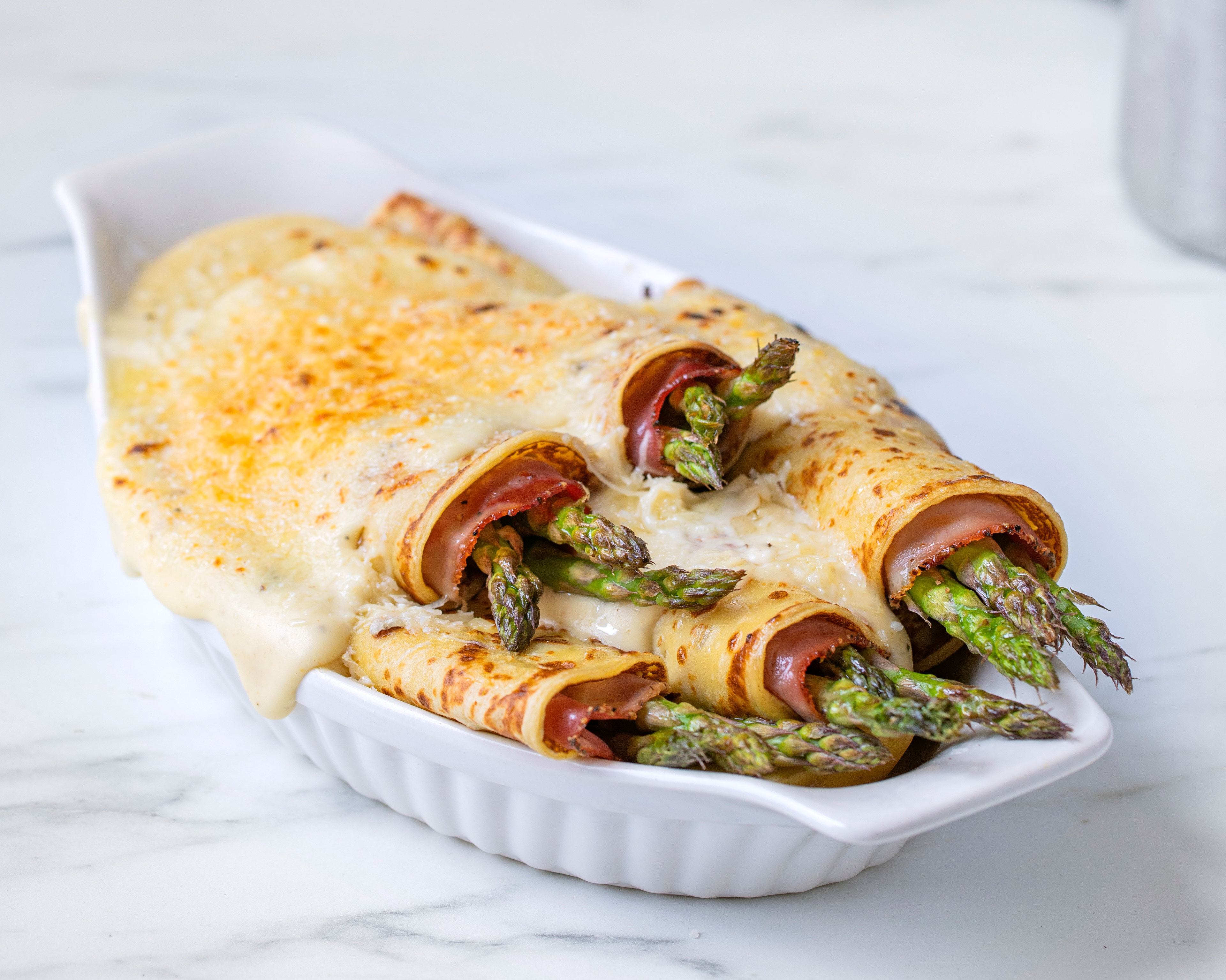 Pannekaker fylt med Vikingskinke og asparges, gratinert med parmesan