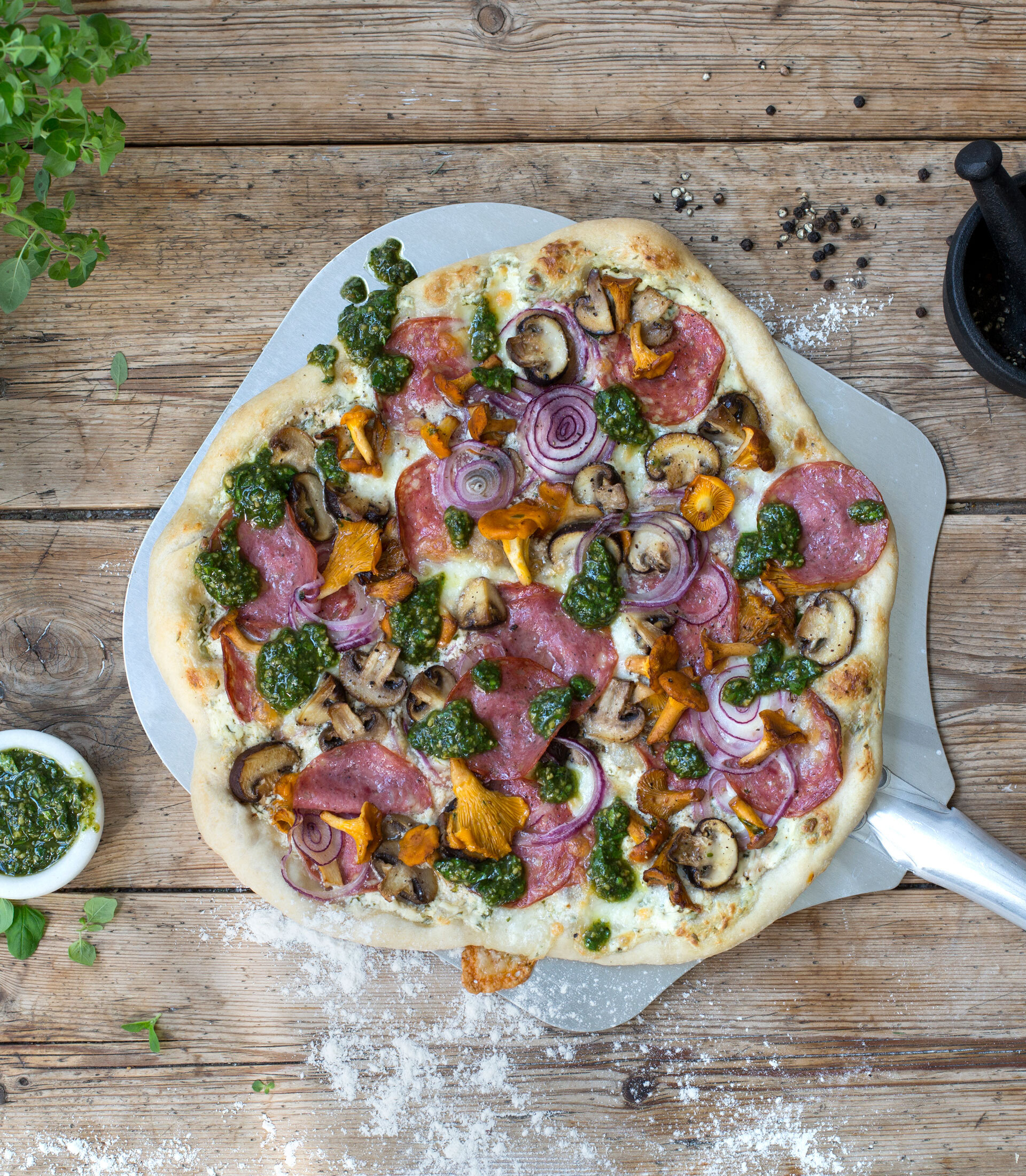 Pizza med Gilde Salami Siliana og sopp