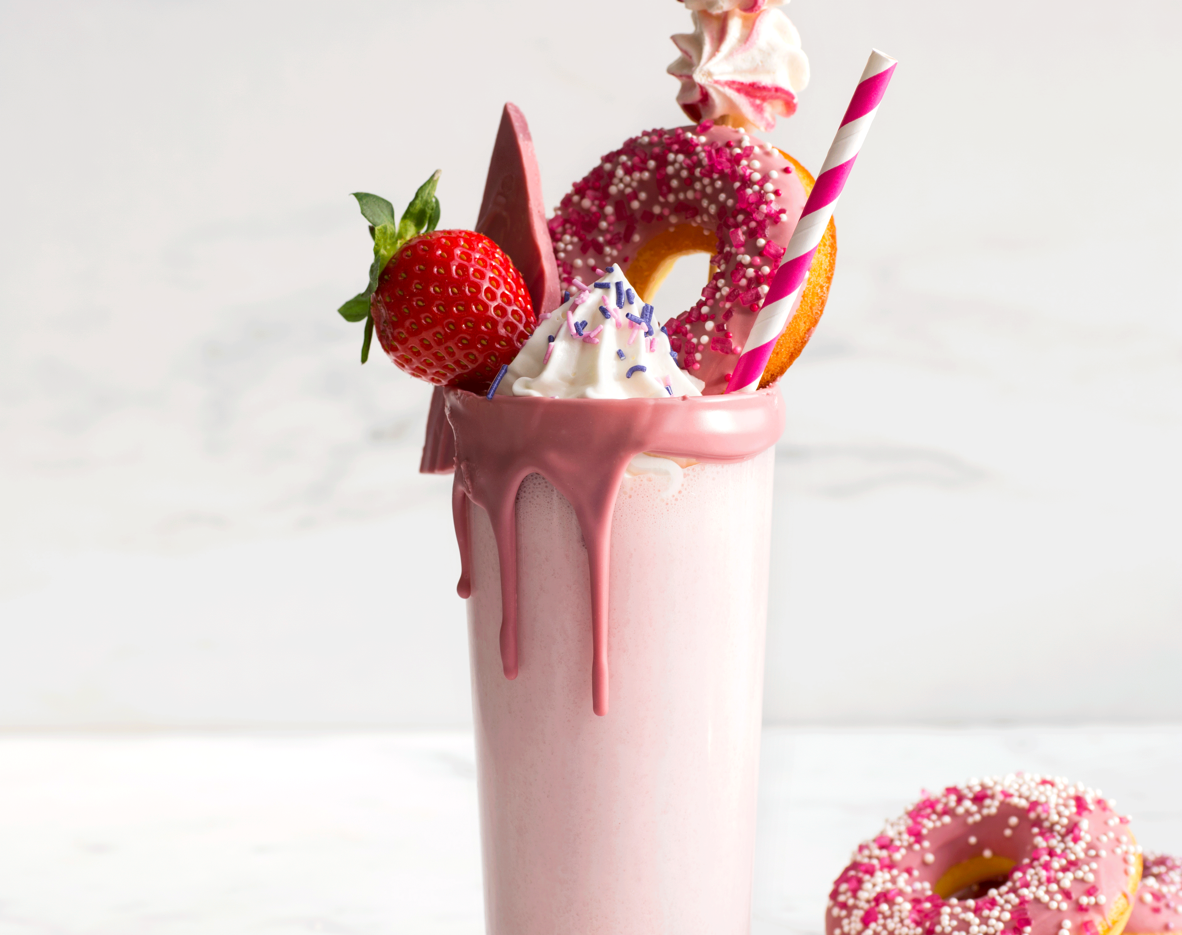 Freak Shake med ruby chocolate og jordbær