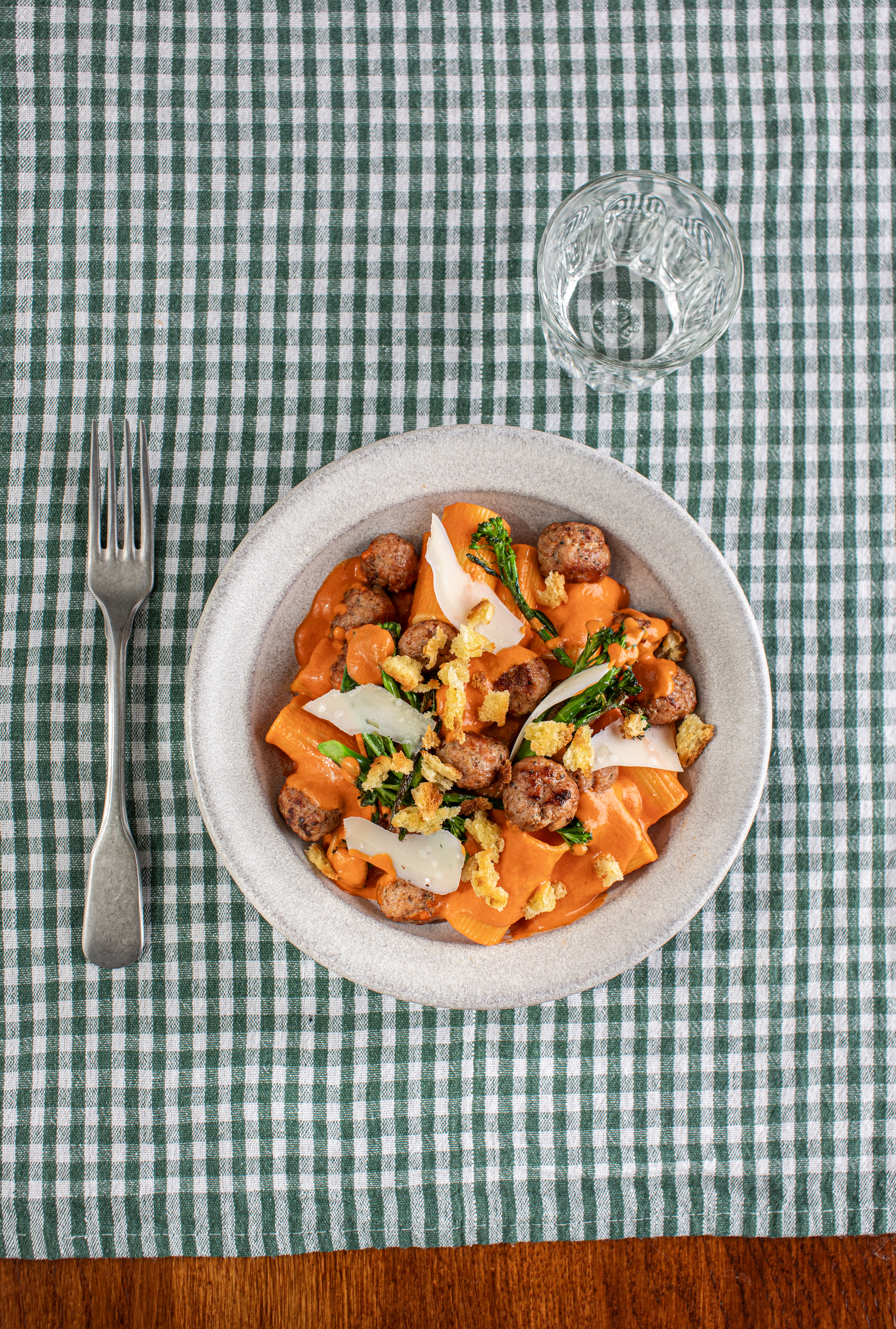 Salsiccia og rigatoni med kremet tomatsaus og spøtt brød NORTURA mai 2026 604 copy