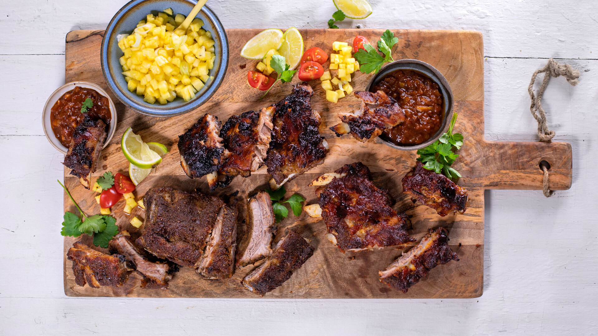 Spareribs av kamben med rub og 3 forskjellige marinader, ingefær- og misosaus og ananassalsa