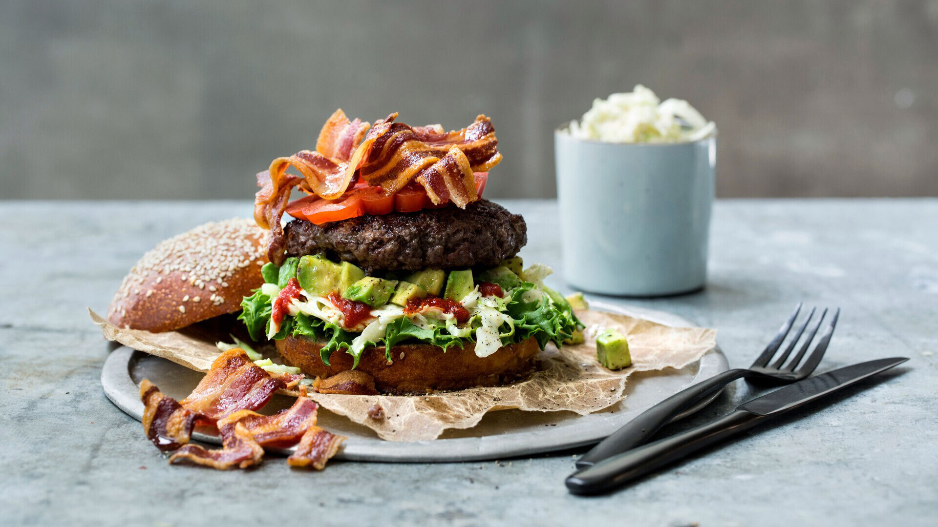 Stykkevis Delt Burger med Eldhusrøkt bacon og fennikel slaw