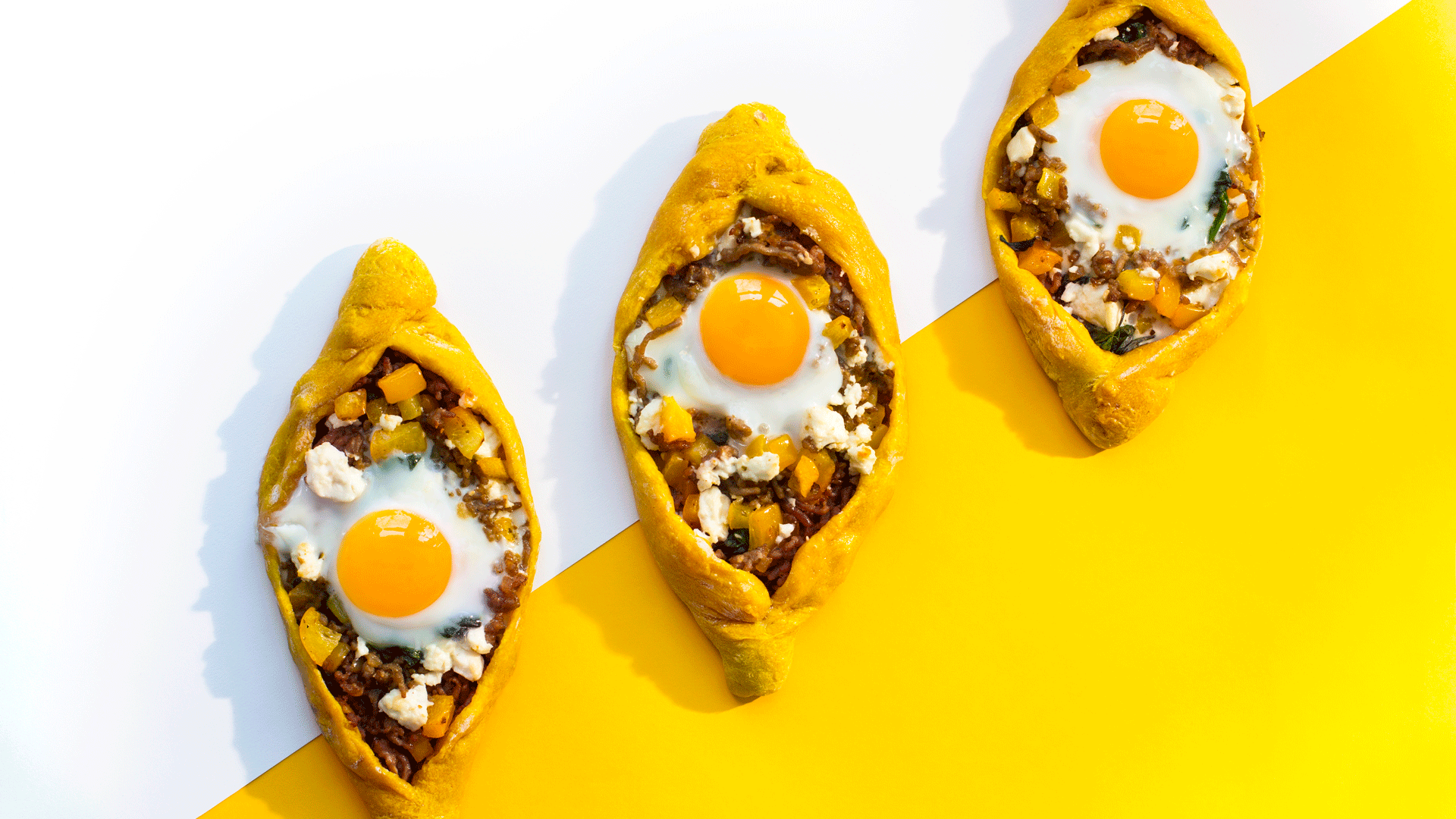 Tyrkisk pide med lam, spinat og egg