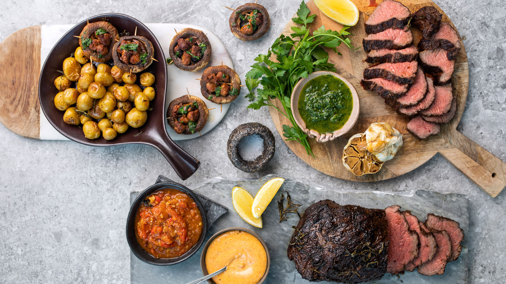 Tapasfjøl med storfe mørbrad, bakte sjampinjonger med chorizo, ovnsbakte småpoteter, røkt papirkaaioli og bakt salsa