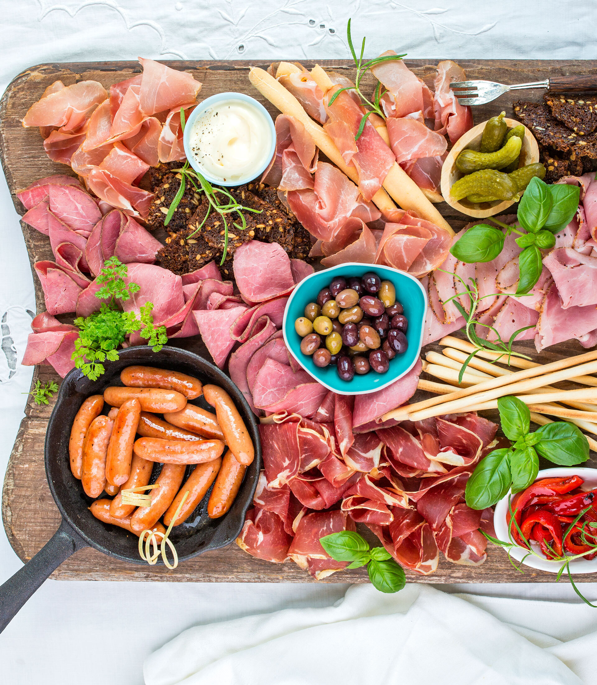 Planke med tapaspølser, spekemat, rugbrødchips og aioli