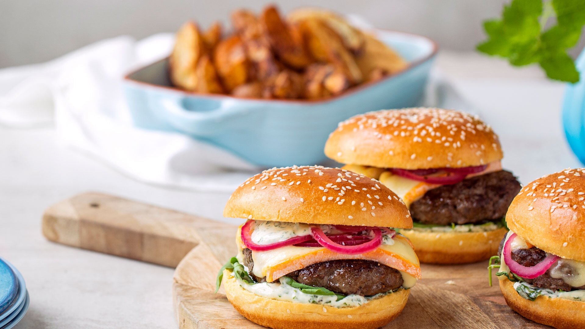 Umami Blend Burger med Taleggio, ruccula, syltet rødløk og urtemajones