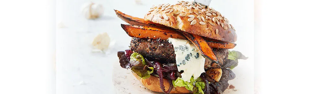 Homestyleburger med quinoa, blåskimmelost og søtpotet