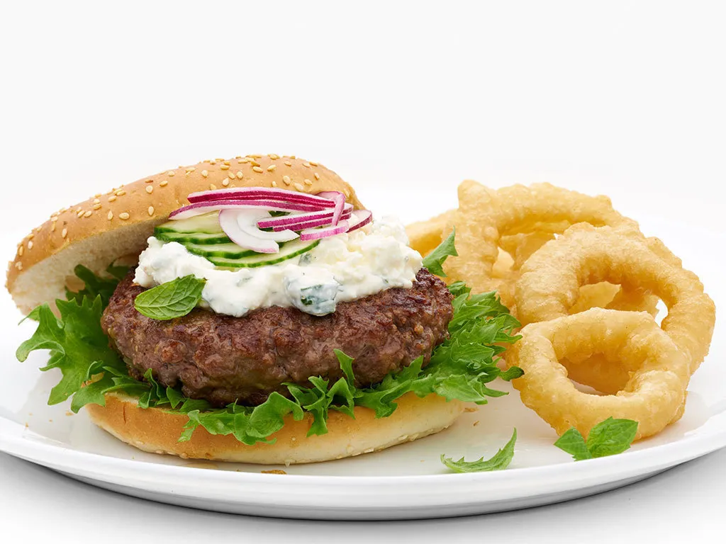 Burger med fetakrem og løkringer