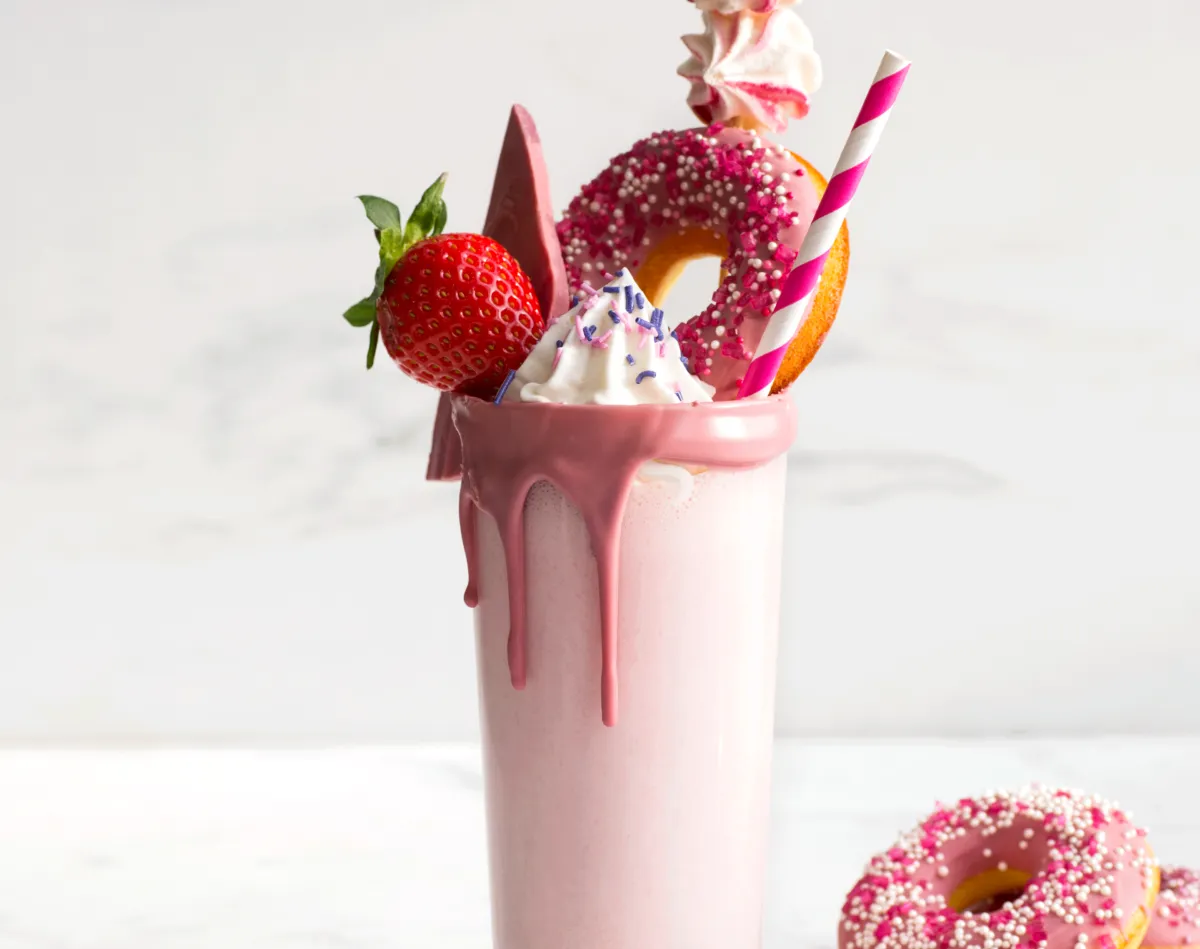 Freak Shake med ruby chocolate og jordbær
