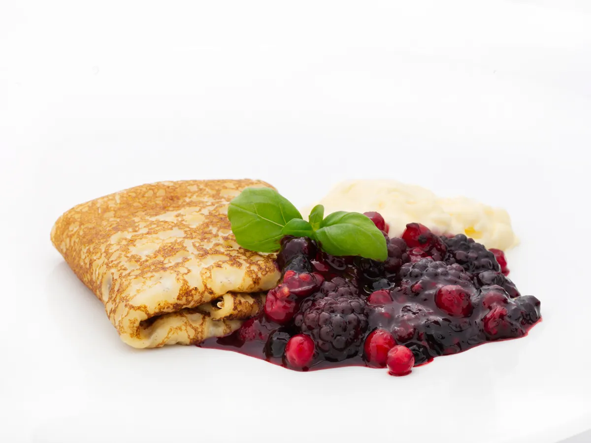 Pannekake med vaniljekrem og bærkompott