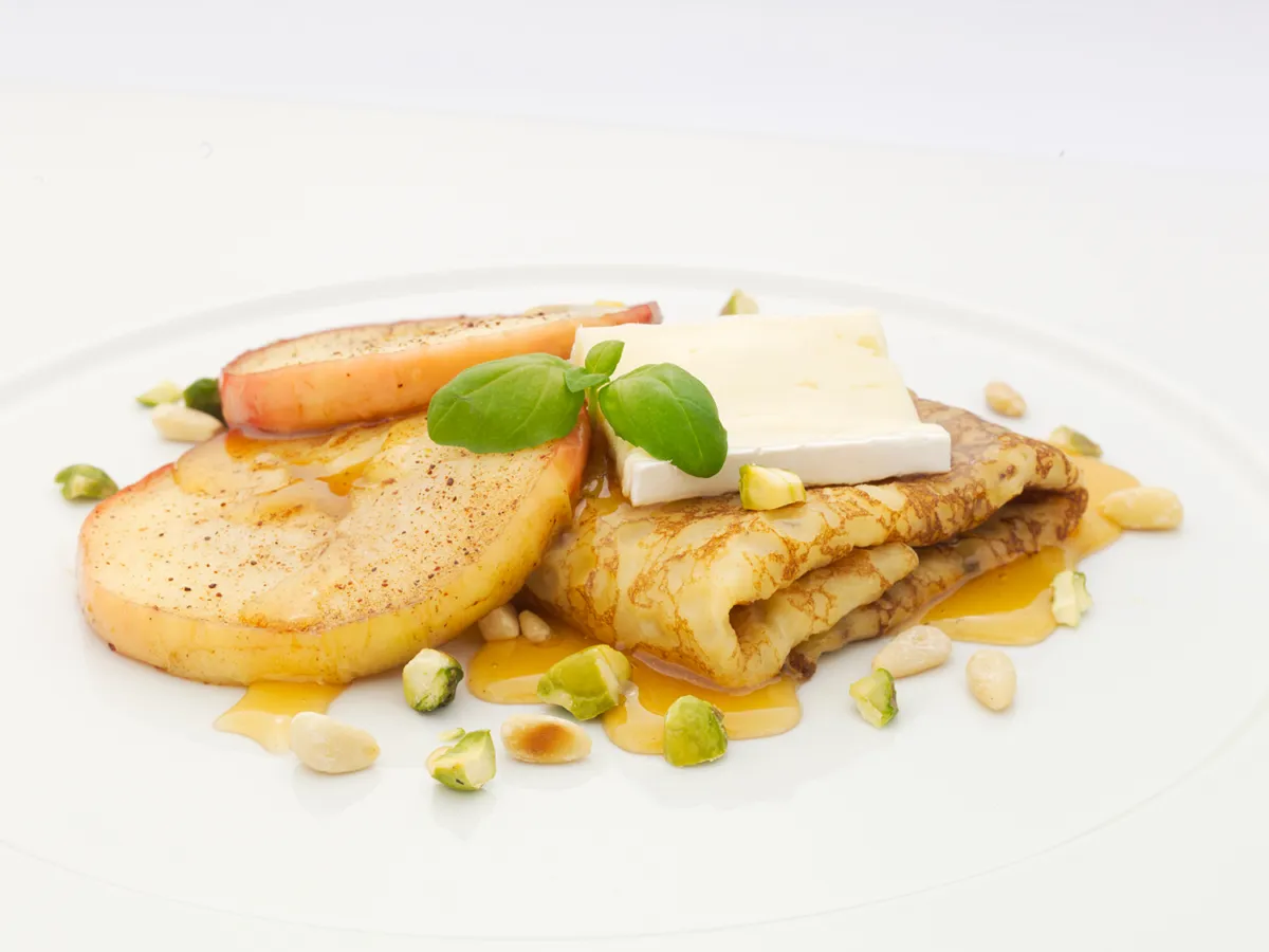Pannekaker med stekte epler, brie og honning