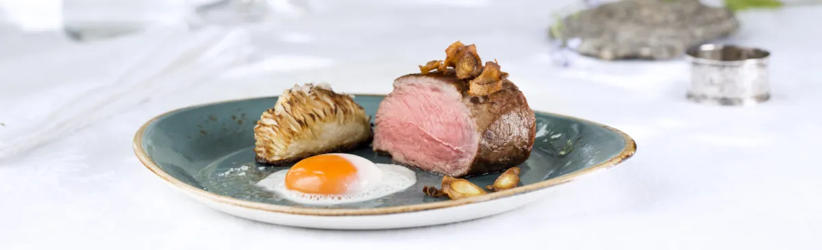 Bakt mørbrad av lam med hasselbacknepe, Egg 63, parmesanskum og persillerotchips
