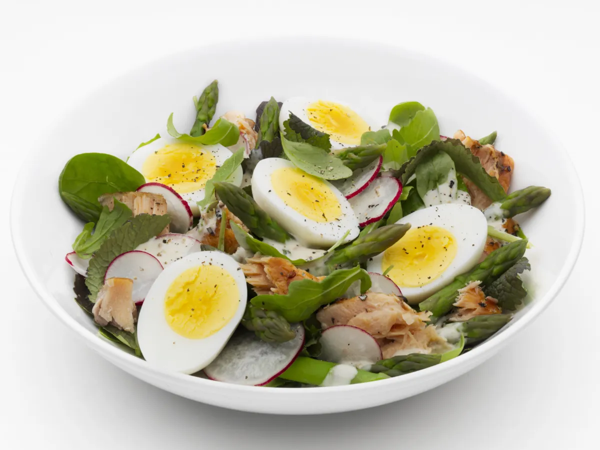Cæsarsalat med asparges, varmrøkt laks og kokt egg