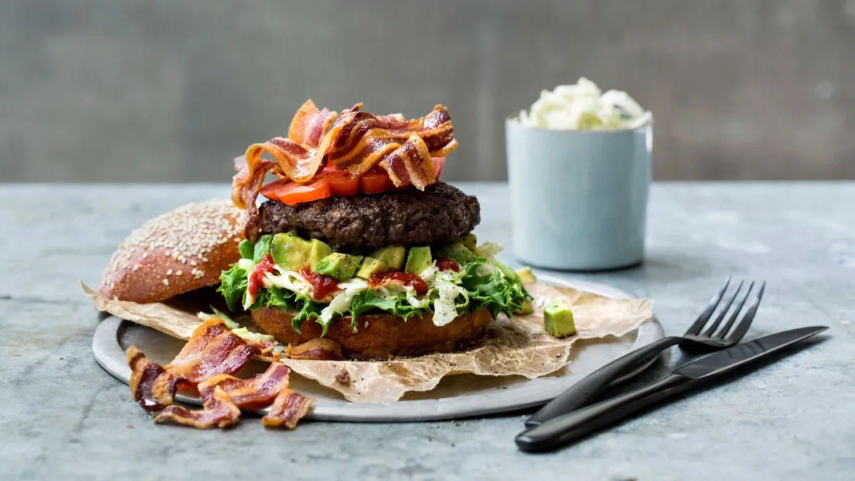 Stykkevis Delt Burger med Eldhusrøkt bacon og fennikel slaw