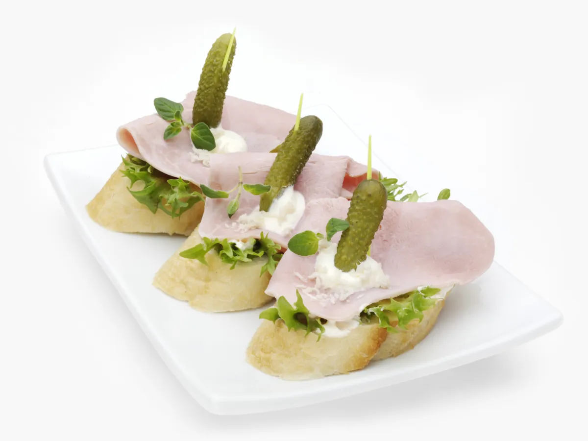Pintxos med skinke og pepperrotkrem