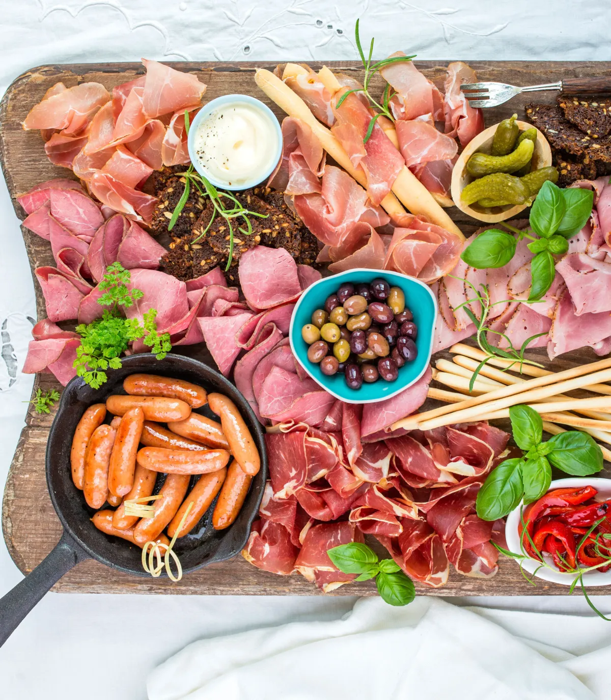Planke med tapaspølser, spekemat, rugbrødchips og aioli