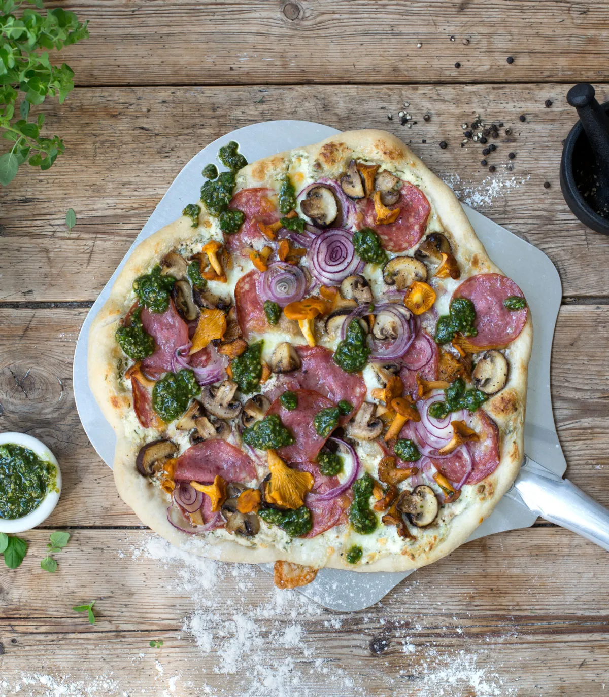 Pizza med Gilde Salami Siliana og sopp