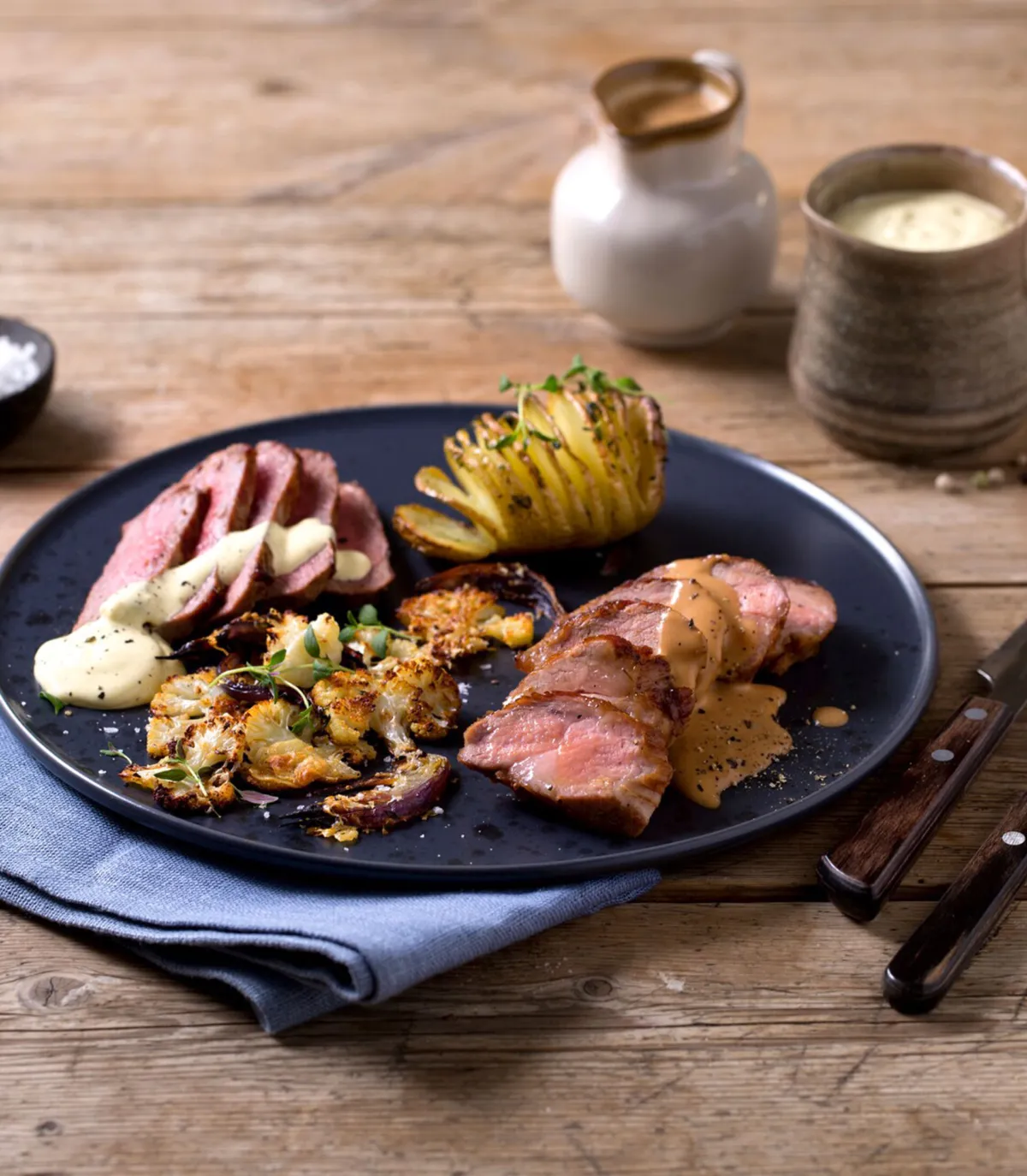 ”Black and white”: Svin kotelettkappe og biff med peppersaus og bearnaisesaus, hasselbackpoteter og parmesanstekt blomkål