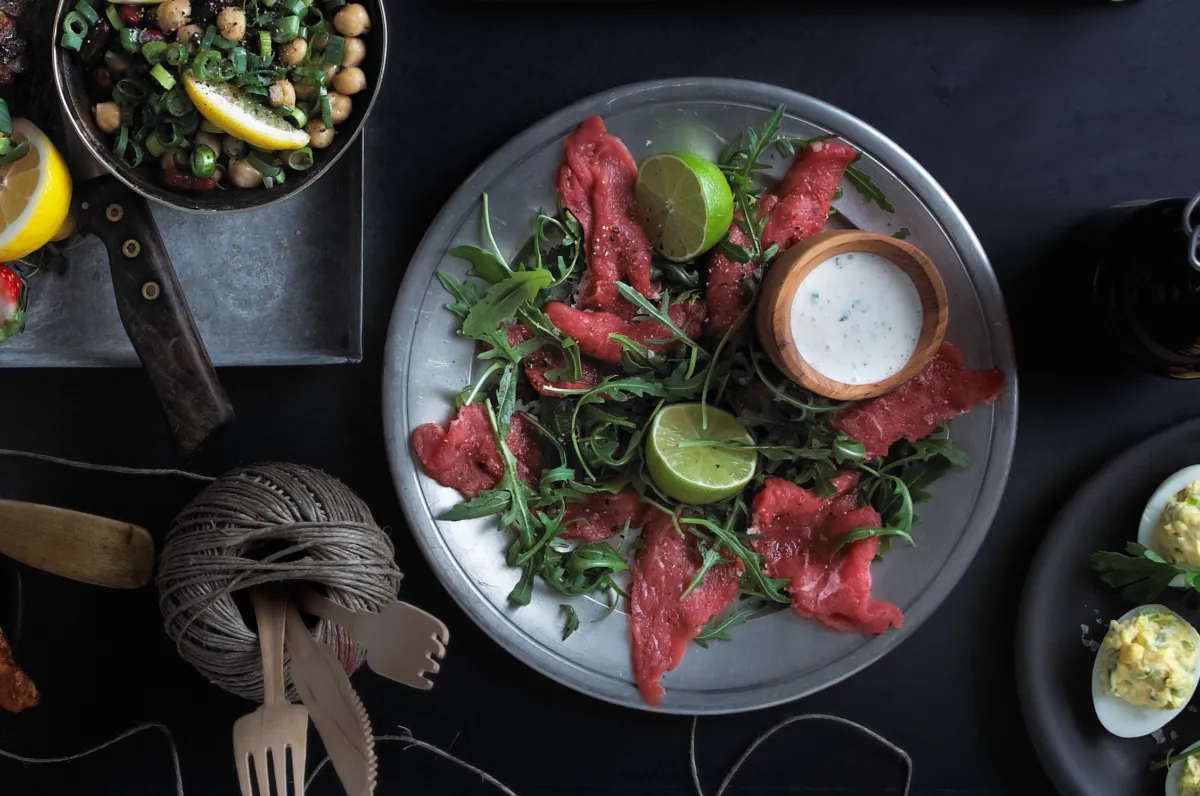 Carpaccio av kalv med rømmedressing