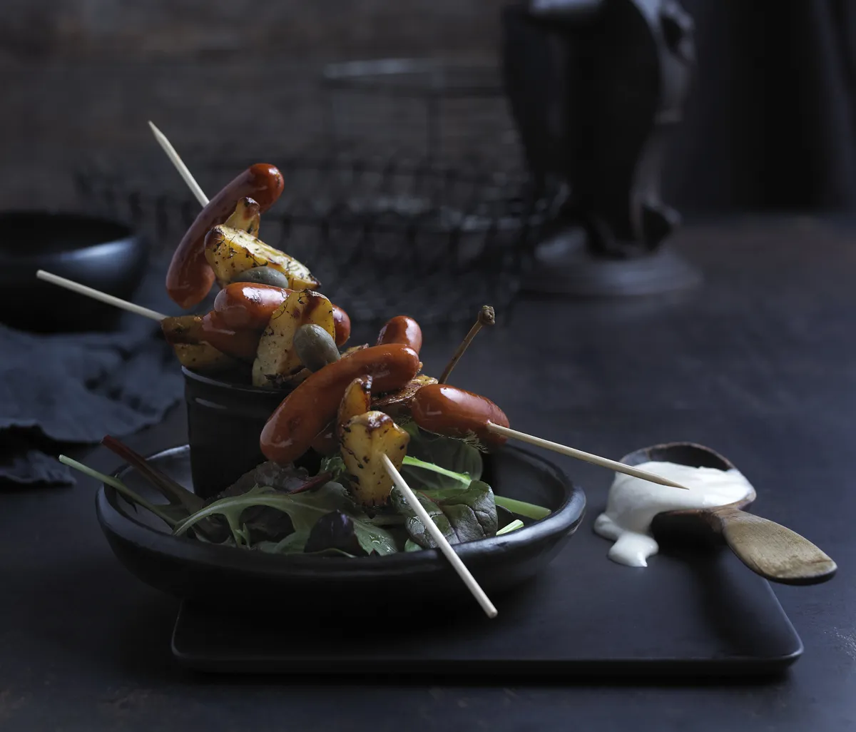 Pølsespidd med tapaspølse og timianpoteter, servert med alioli