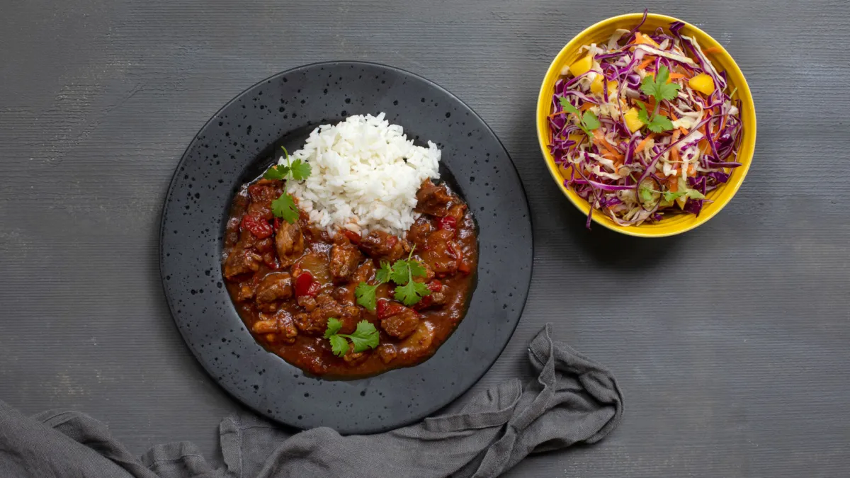 Ajour Kantonesisk gryte med asiatisk slaw